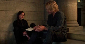 Хеймитч принес письмо Плутарха.jpg (447 КБ) Хеймитч читает Китнисс письмо Плутарха