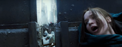 Katniss escondiéndose de los disparos.png