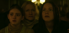 Familia Everdeen durante el bombardeo al Distrito 13.png