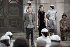 Katniss y Peeta en el Distrito 11 durante la Gira de la Victoria.jpg