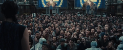 Katniss haciendo un discurso en el Distrito 3.png