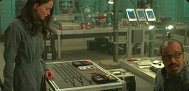 Китнисс в гостях у Бити в отделе спецвооружения Тринадцатого