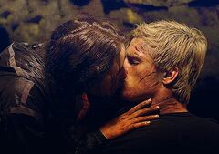 Katniss besando a Peeta por primera vez