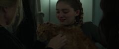 Prim sosteniendo a Buttercup.jpg