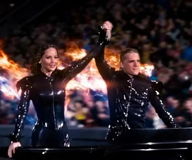 Пит и Китнисс в их "огненном обличии"