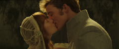 Beso entre Finnick y Annie.png