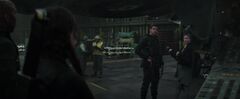 Katniss viendo a Effie y a Gale en El Hangar.jpg