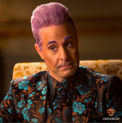 Still de Caesar Flickerman en Sinsajo.png