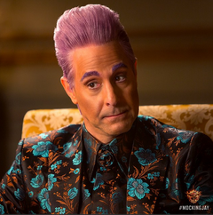 Still de Caesar Flickerman en Sinsajo