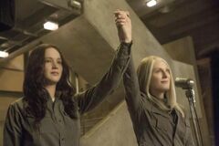 Still de Katniss junto a Coin.jpg