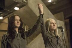 Still de Katniss junto a Coin