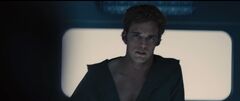 Finnick en el aerodeslizador rumbo al Distrito 13.jpg