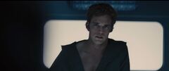 Finnick en el aerodeslizador rumbo al Distrito 13