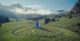 Трибуты вокруг рога изобилия в форме сердца ждут удара гонга.