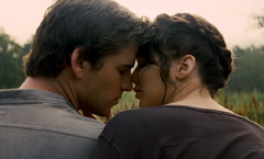 Katniss y Gale besándose fuera de la valla.png