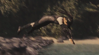 Enobaria esquivando una flecha de Katniss