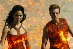 Katniss y Peeta en el defile de los 75 Juegos del Hambre.