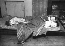 Slum children bethnal green.jpg