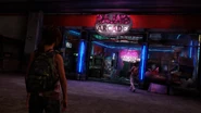 Riley et Ellie entrent dans l'arcade