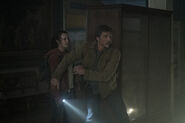 Joel protects Ellie in Boston.
