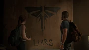Mentirosos grafiti.png (4,59 MB) Joel y Ellie observan un grafiti Luciérnaga con la palabra "mentirosos" escrita debajo.
