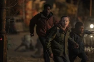Ellie, Sam and Henry run from infected.