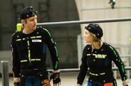 Ashley Johnson und Troy Baker in ihren Motion Capture Anzügen.