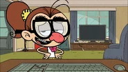 Lincoln disguised as Luan.