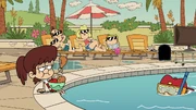 S6E25B Louds are living the life at the pool