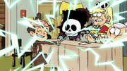 S2E16B Luan tricking Lucy with a hand buzzer