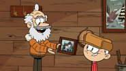 S7E17 Leonard shows Lincoln Lynn Sr and Lance used to pick out a tree