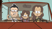 S03E01 Family pulling over for Louds