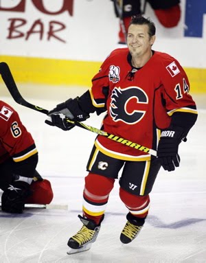1999-00 Darryl Shannon Calgary Flames Game Worn Jersey - Photo