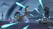 Luz huyendo de los Titan Trappers junto con King y Hooty.