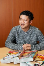 Suguru Sugita con alcune riviste di  con The Promised Neverland in copertina
