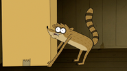 S6E06.148 Rigby Determined to Lift the Box