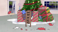 S6E09.125 Rigby Unwrapping the Muscle Man's Gift