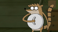 S6E24.108 Rigby Putting on a Trashcan Lid