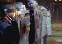 1x13 Riot-squad-2