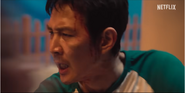 Seong Gi-hun helping other contestants pass the game.