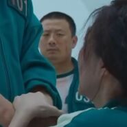 Player 032 staring at Han Mi-nyeo and Jang Deok-su