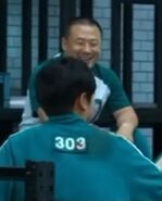 Player 032 laughing with Jang Deok-su's gang