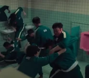 Yun-ho fighting in the Bathroom fight.