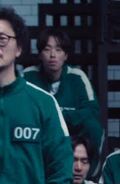 Player 377 looking at Park Yong-sik trying to make the O's join the X's
