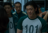 Deok-su talks to Sae-byeok about joining their gang