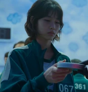 SaeByeokReceivesHerDalgona.png (912 KB) Sae-byeok receives her dalgona.