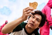 Gi-hun with honeycomb
