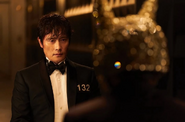 Hwang In-ho (Player 132) speaking to Oh Il-nam (The Host)