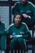 Player 009 watching Park Yong-sik as he tries to convince team "O" to switch.