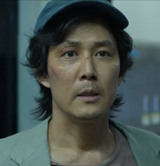 Gi-hun playing Ddakji with Recruiter